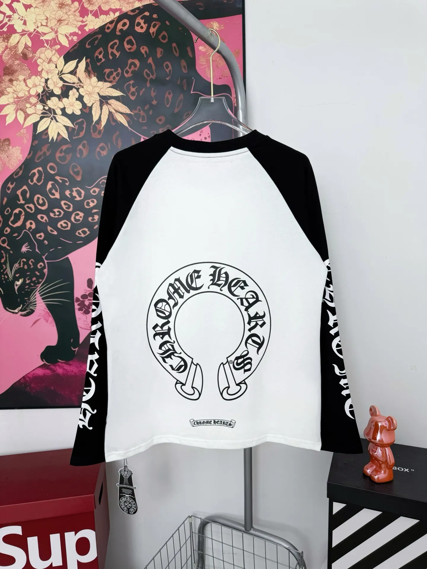 P170 Chrome Hearts black and white splicing Miami limited horseshoe long sleeves, the same style at ChromeHearts counters. Made of 280g pure cotton fabric, 32 count double yarn. Very textured on the handle. Three-dimensional and atmospheric. Versatile and easy to wear in autumn. Black and white contrasting colors are simple and elegant. It adopts os version. The upper body effect is very good. Suitable for all body types. Soft and comfortable. CH letter offset printing on the front and horseshoe Sanskrit offset printing on the back. Small markings on the hem. Resistant to machine washing. Does not fade or deform. Complete accessories, original mold opening, perfect restoration of zp 2:1, same style for men and women, versatile and not picky, size s m l xl color black and white